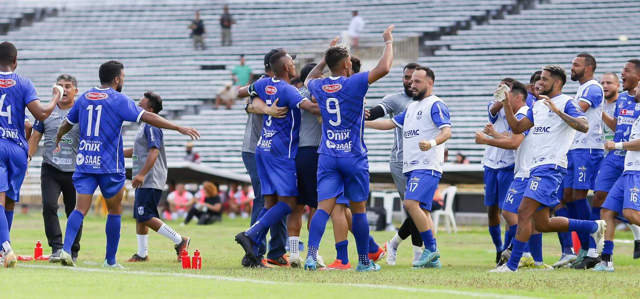 Jogadores do Oeirense comemorando o gol