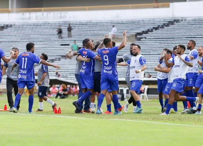 Jogadores do Oeirense comemorando o gol