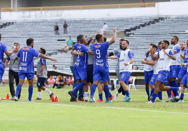 Jogadores do Oeirense comemorando o gol