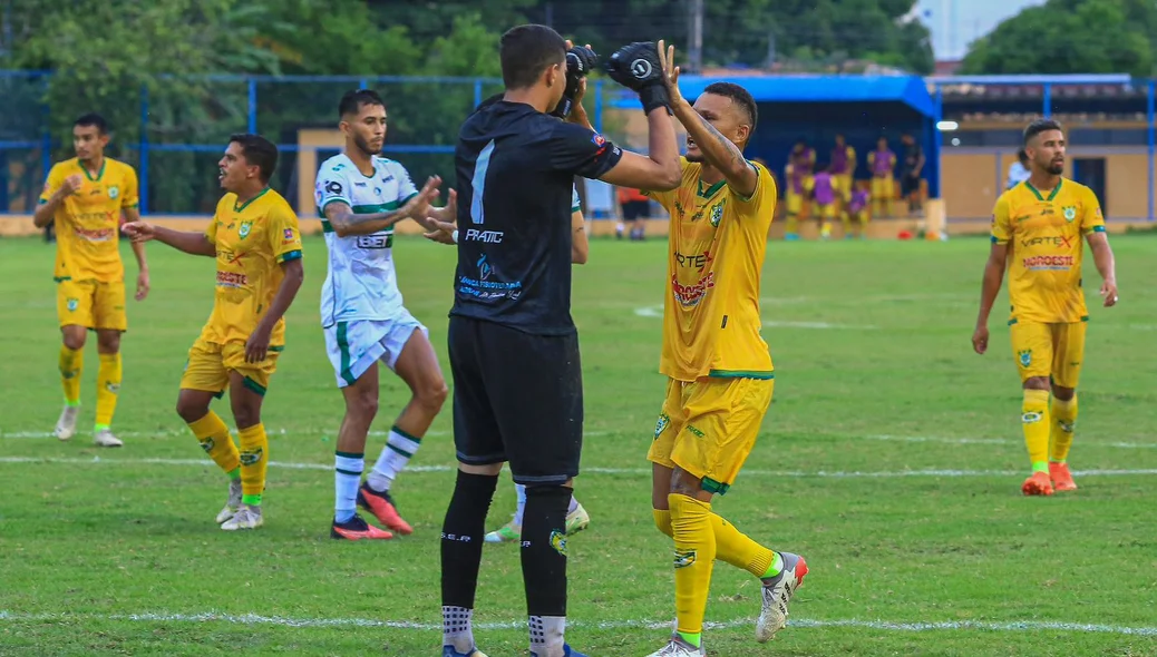 Jogadores do Picos comemorando pênalti perdido do Altos