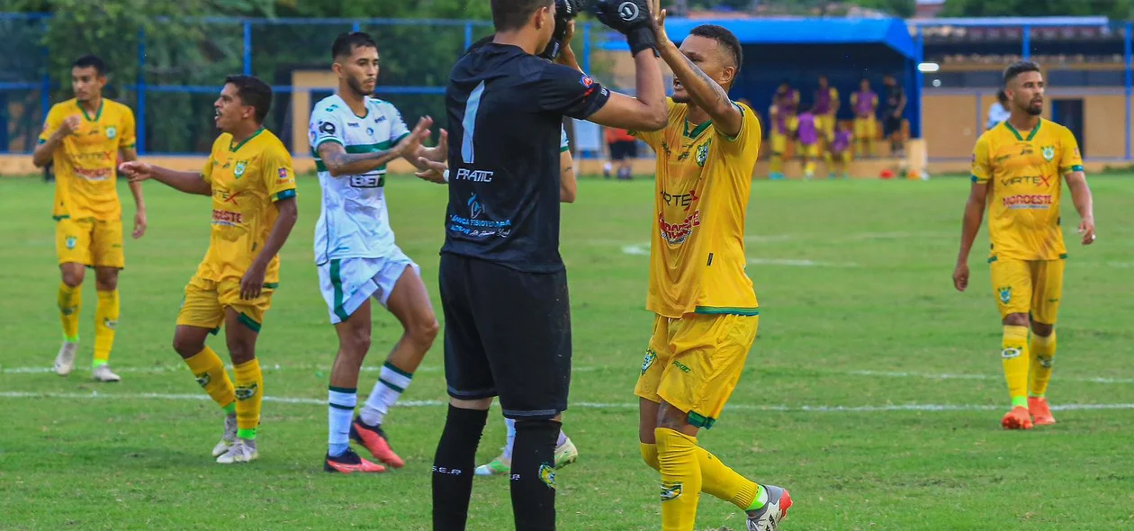 Jogadores do Picos comemorando pênalti perdido do Altos