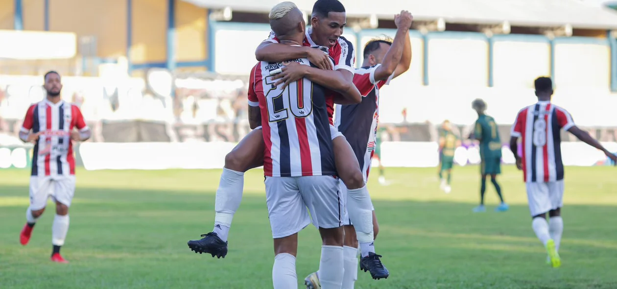 Jogadores do River comemoram gol
