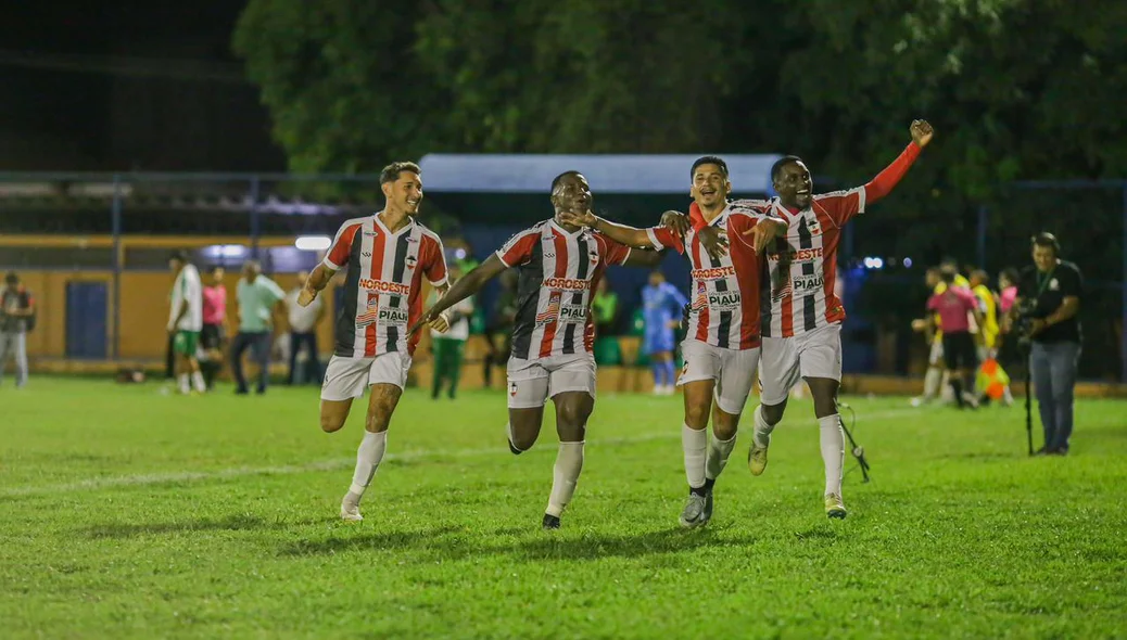 Jogadores do River comemoram vitória por 3 a 0 em cima do Altos