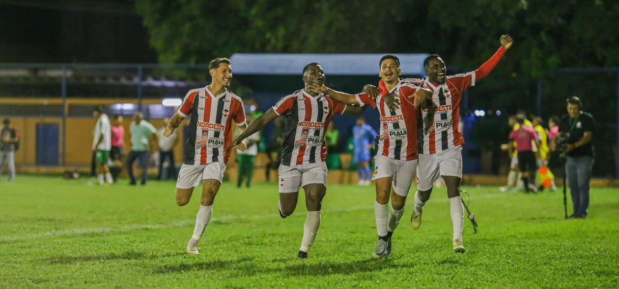 Jogadores do River comemoram vitória por 3 a 0 em cima do Altos