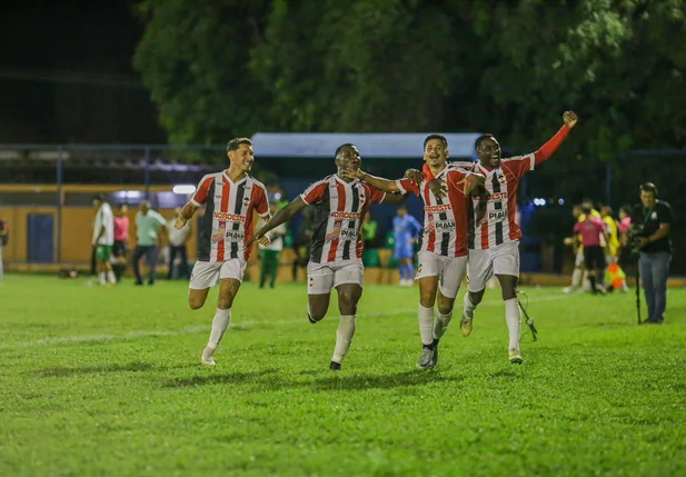 Jogadores do River comemoram vitória por 3 a 0 em cima do Altos