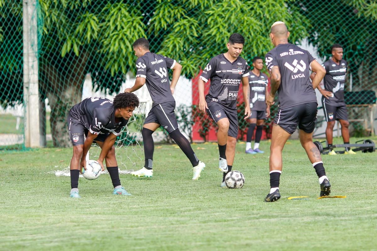 Jogadores no treino do River-PI