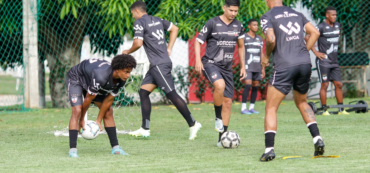 Jogadores no treino do River-PI