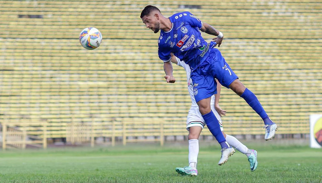 Lance da partida entre Fluminense-PI x Oeirense