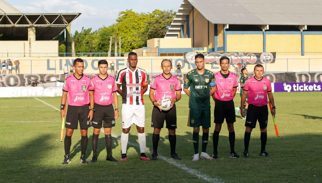 Leandro Amaro e Arlan junto com a arbitragem da partida