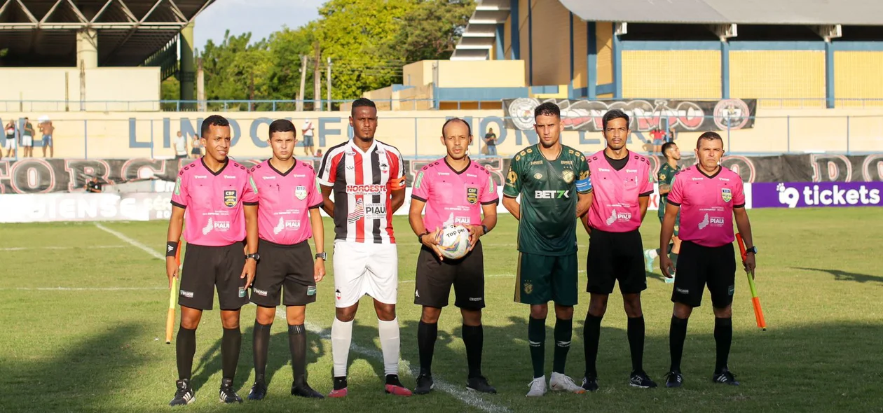 Leandro Amaro e Arlan junto com a arbitragem da partida