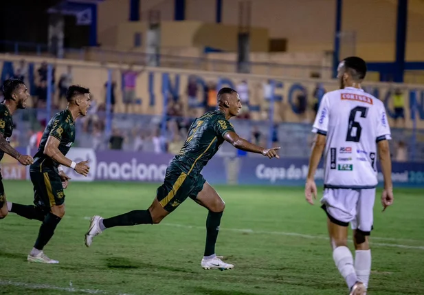 Leandro Amorim marcou o gol de empate do Altos