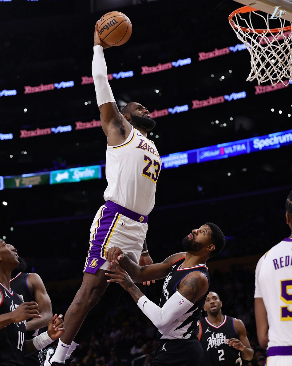 LeBron James posterizou Paul George