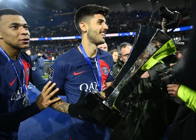 Lucas Beraldo carrega a taça da Supercopa da França ao lado de Mbappé
