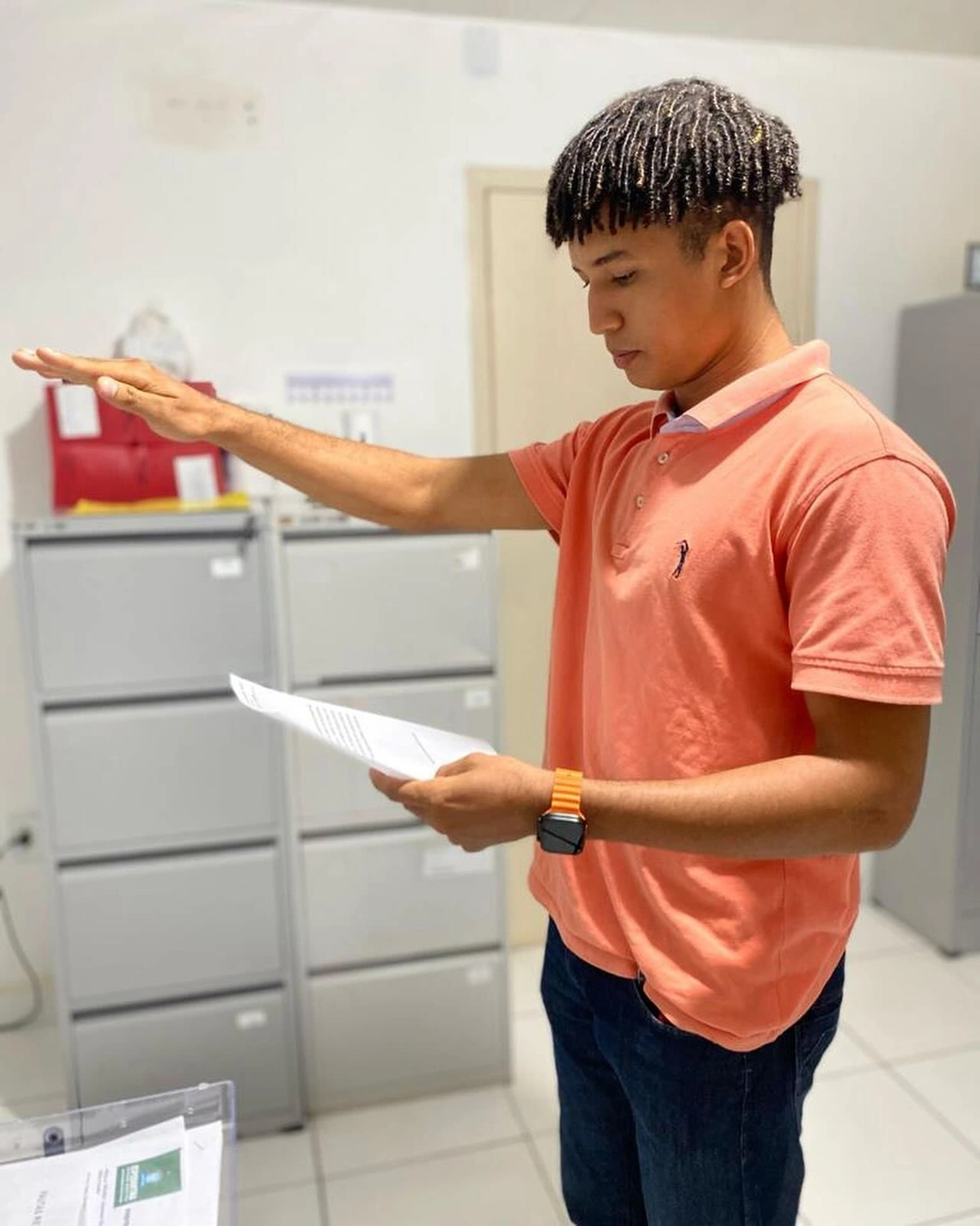 Lucas fazendo o juramento solene