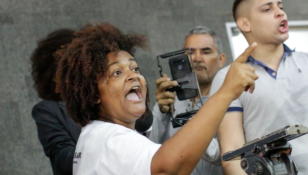 Manifestantante na câmera municipal em Teresina