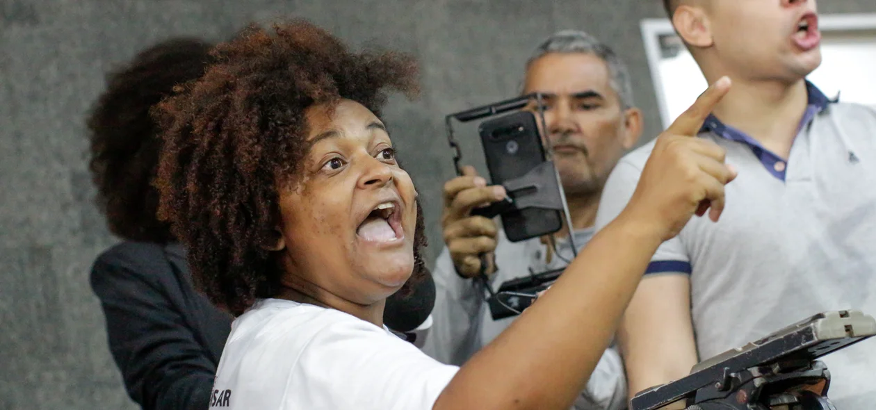 Manifestantante na câmera municipal em Teresina