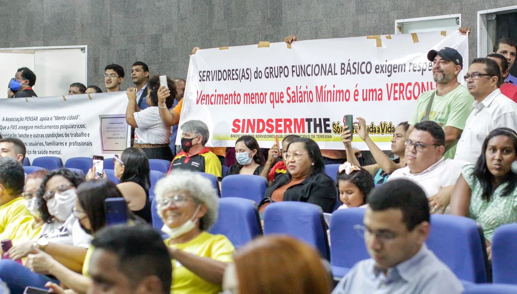 Manifestantes na câmera