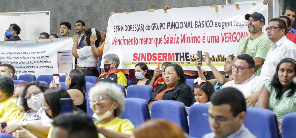 Manifestantes na câmera