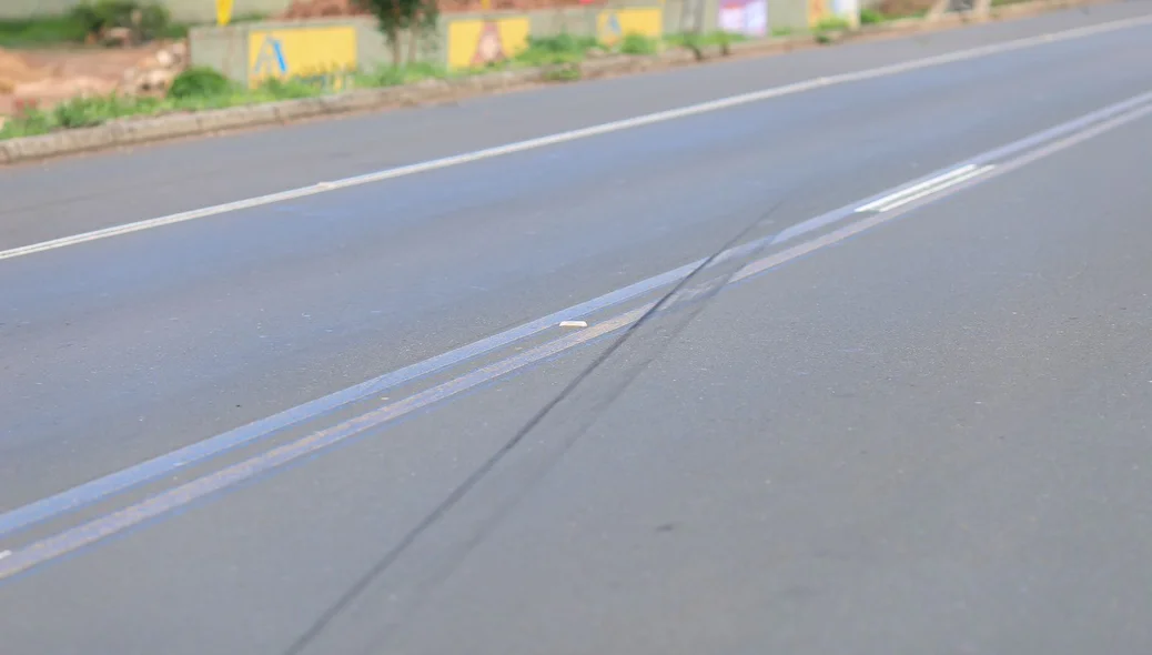 Marcas de frenagem na pista