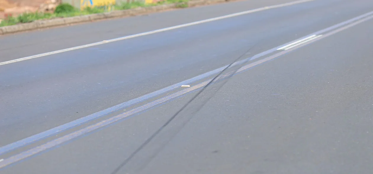 Marcas de frenagem na pista
