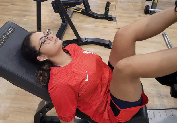 Maria Vitória Oliveira tem 14 anos e já começou a fazer musculação preventivamente