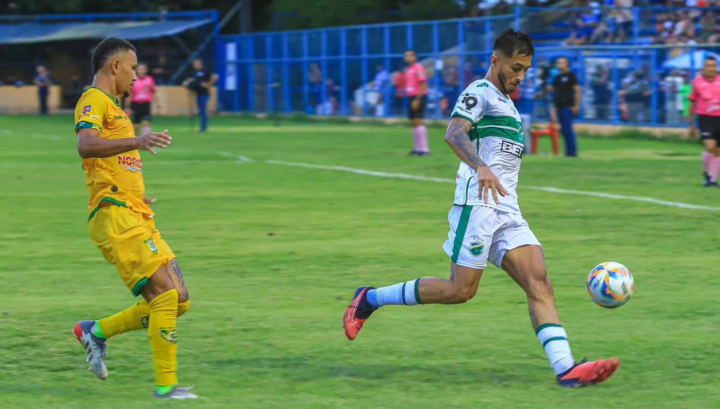 Matheus Lima buscando o ataque para o Altos contra o Picos