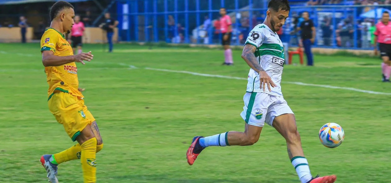 Matheus Lima buscando o ataque para o Altos contra o Picos