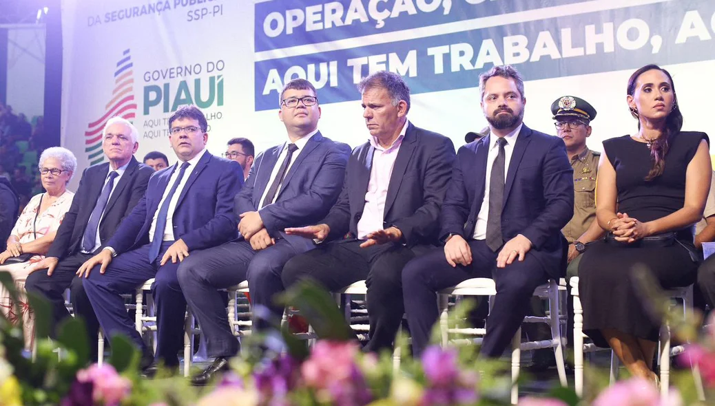 Mesa de honra da solenidade com o governador Rafael Fonteles