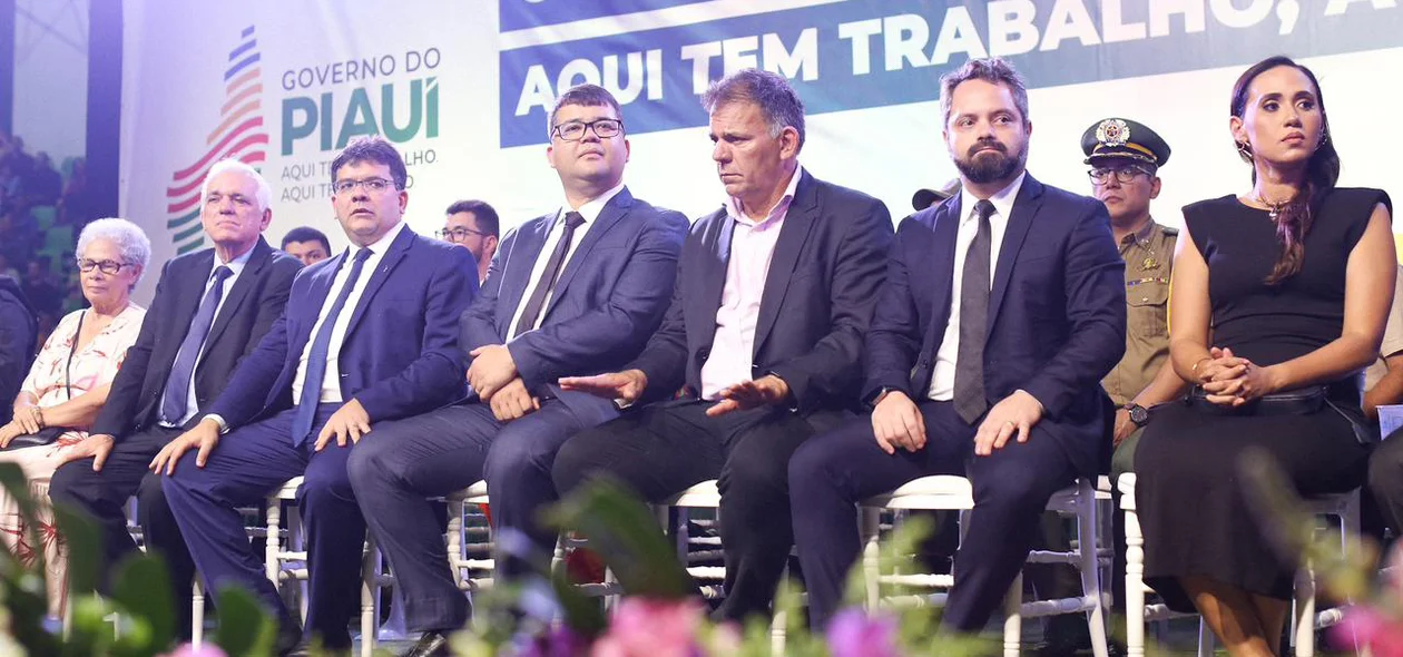 Mesa de honra da solenidade com o governador Rafael Fonteles