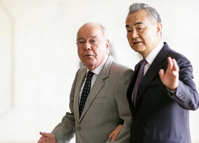Ministro brasileiro Mauro Vieira e o ministro de Negócios Estrangeiros chinês, Wang Yi.