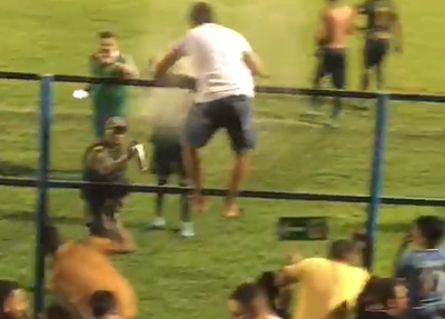 Momento em que um torcedor é atingido por spray de pimenta