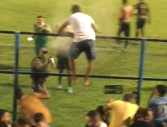 Momento em que um torcedor é atingido por spray de pimenta