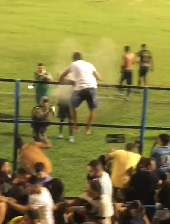 Momento em que um torcedor é atingido por spray de pimenta