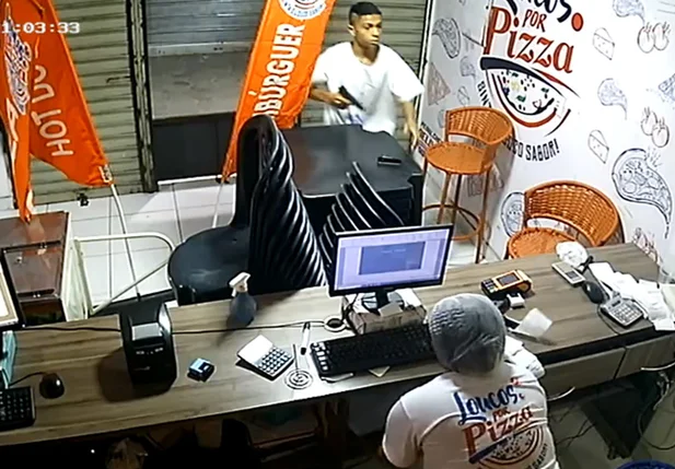 Momento que o criminoso invade e rouba a pizzaria