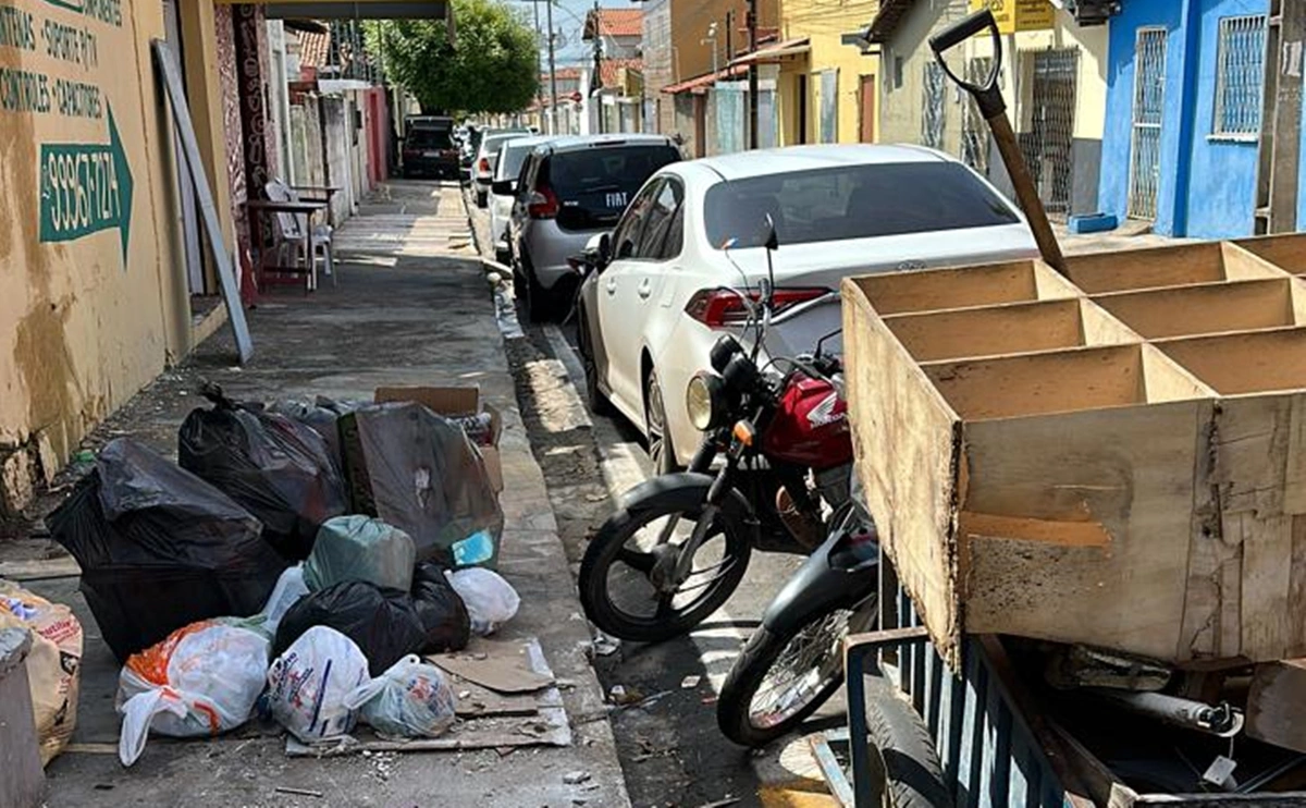 Moradores denunciam descarte de lixo em calçada de loja
