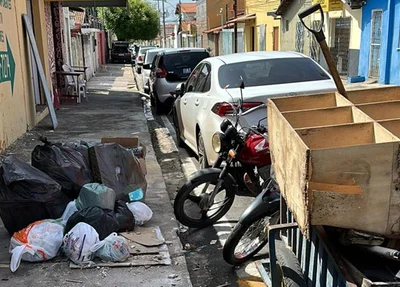 Moradores denunciam descarte de lixo em calçada de loja