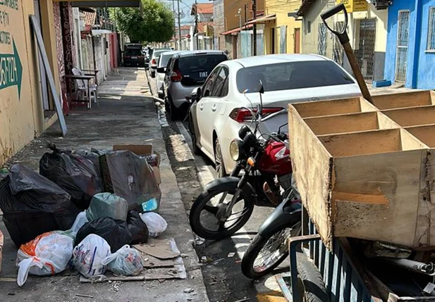 Moradores denunciam descarte de lixo em calçada de loja