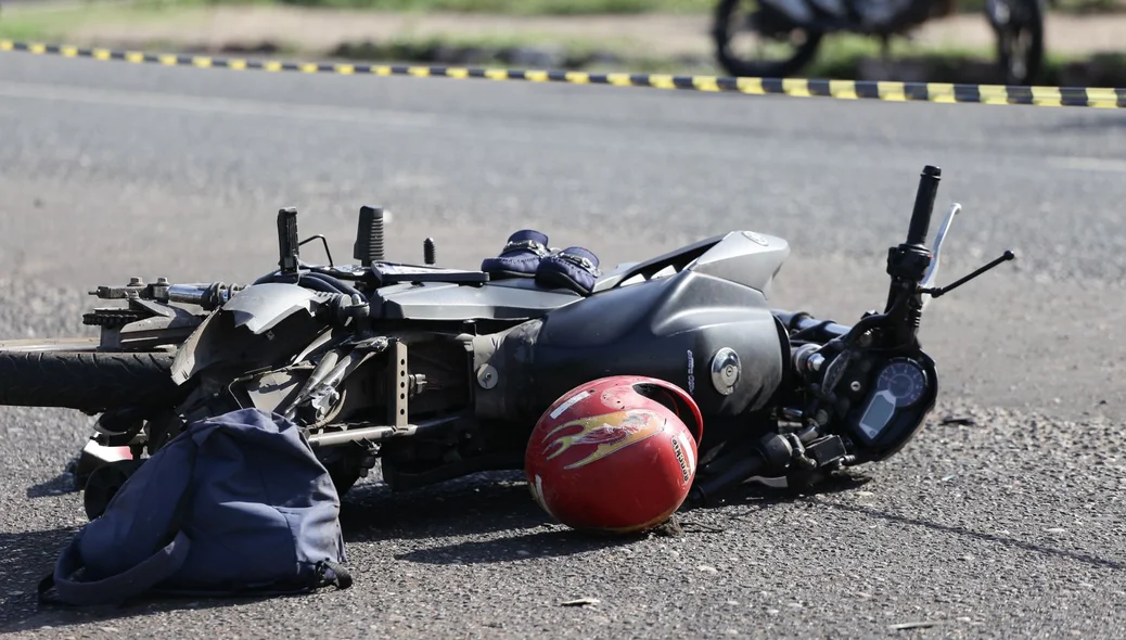Moto modelo Yamaha Fazer com os pertences da vítima fatal ao lado
