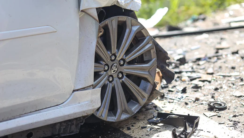 Motorista do Corolla foi socorrido pelo Samu