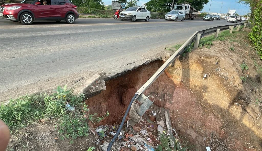 Motorista e pedestres têm medo de passar pelo local