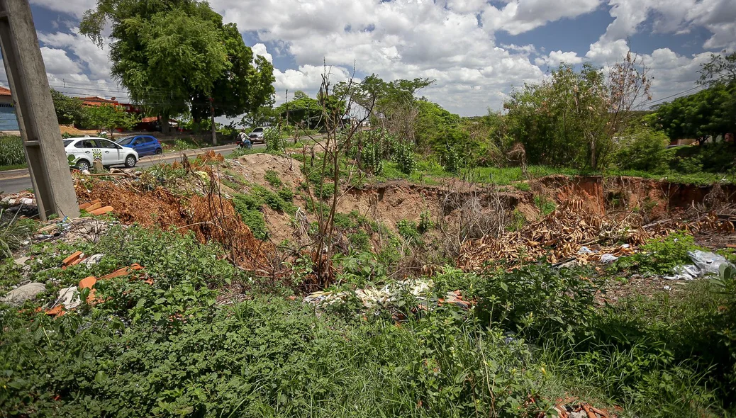 O buraco está do lado direito da pista, no sentido sul-Dirceu