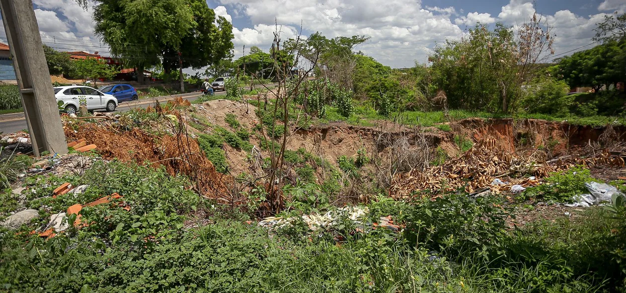 O buraco está do lado direito da pista, no sentido sul-Dirceu