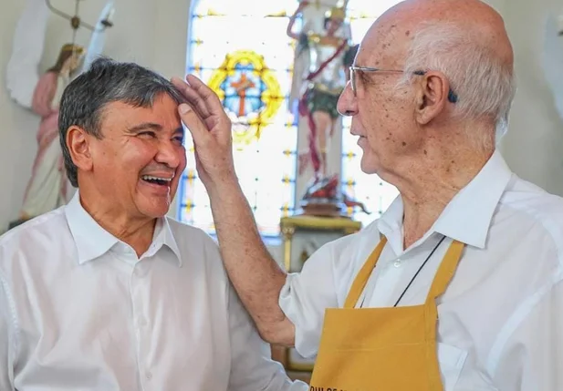 O ministro Wellington Dias junto ao padre Julio Lancellotti