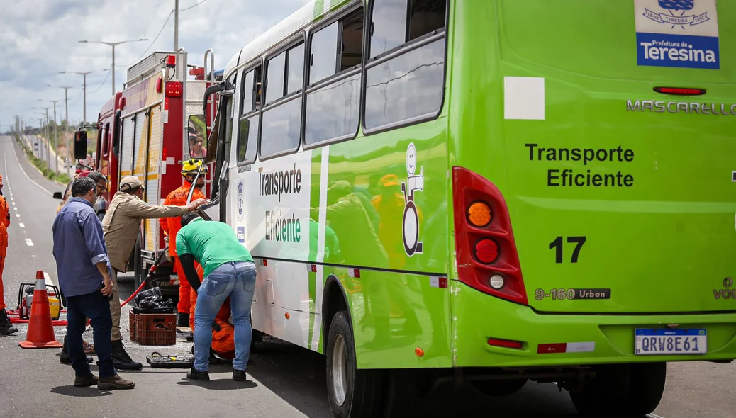 O motorista do micro-ônibus ficou preso às ferragens do veículo