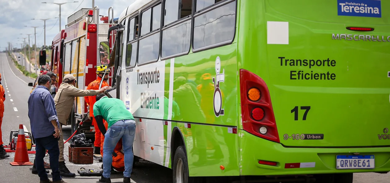 O motorista do micro-ônibus ficou preso às ferragens do veículo