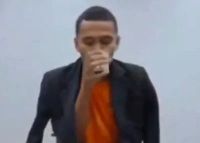 O preso bebendo o café durante a audiência