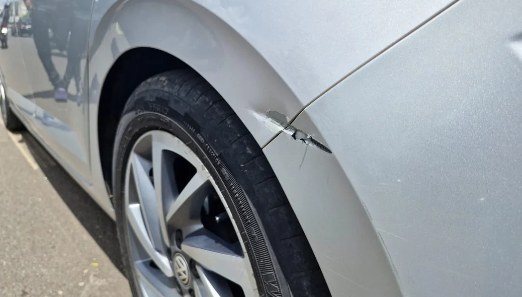 Os bandidos atiraram contra os ocupantes do carro Polo na Avenida Pedro Freitas, zona sul de Teresina