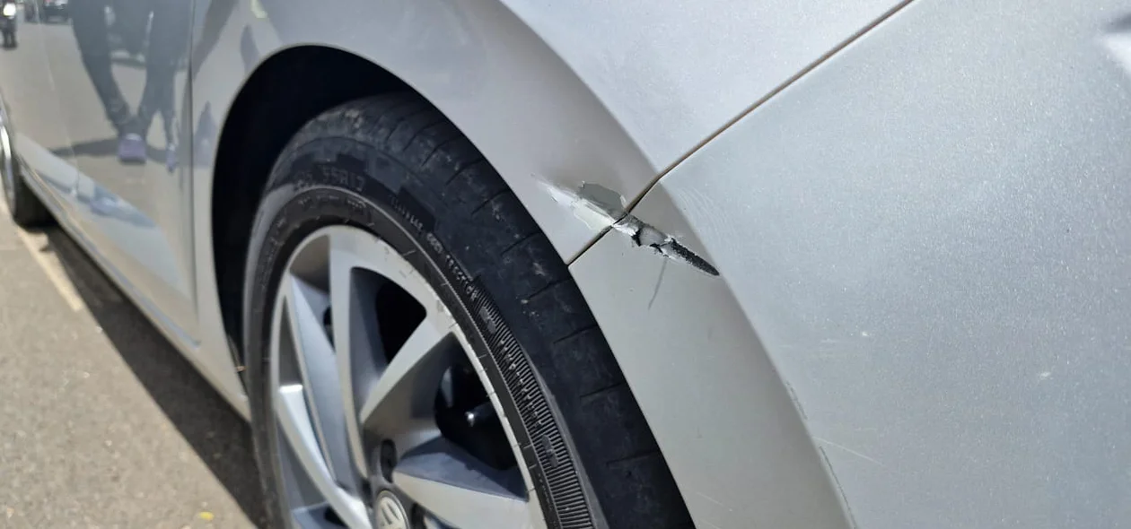 Os bandidos atiraram contra os ocupantes do carro Polo na Avenida Pedro Freitas, zona sul de Teresina