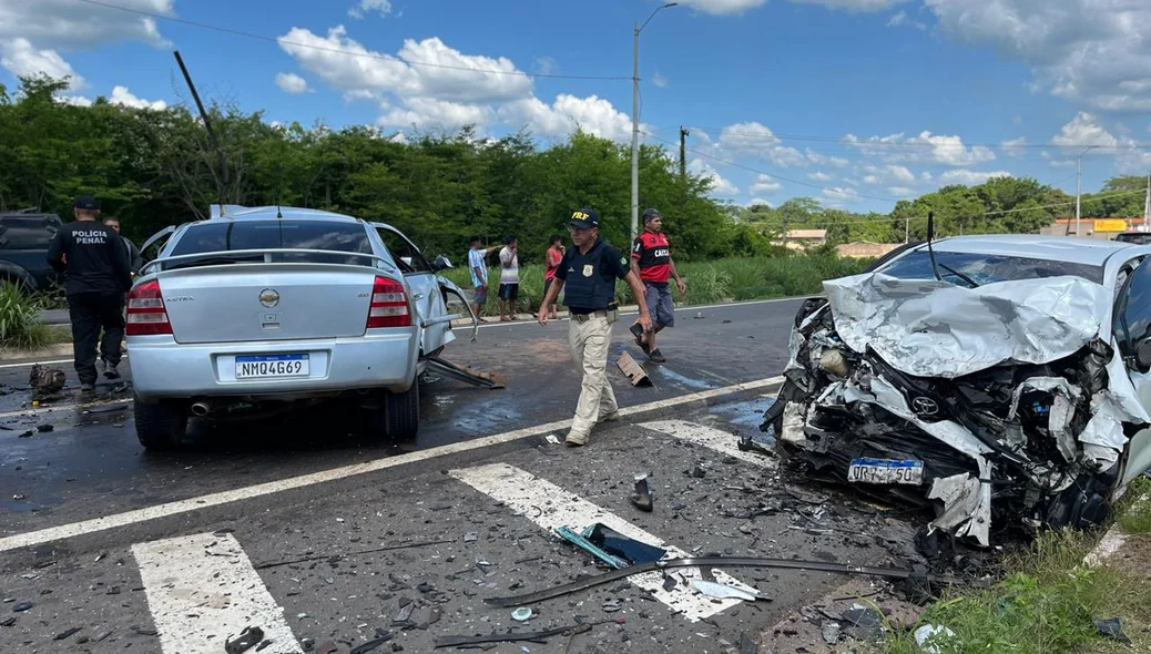 Os dois carros colidiram frontalmente