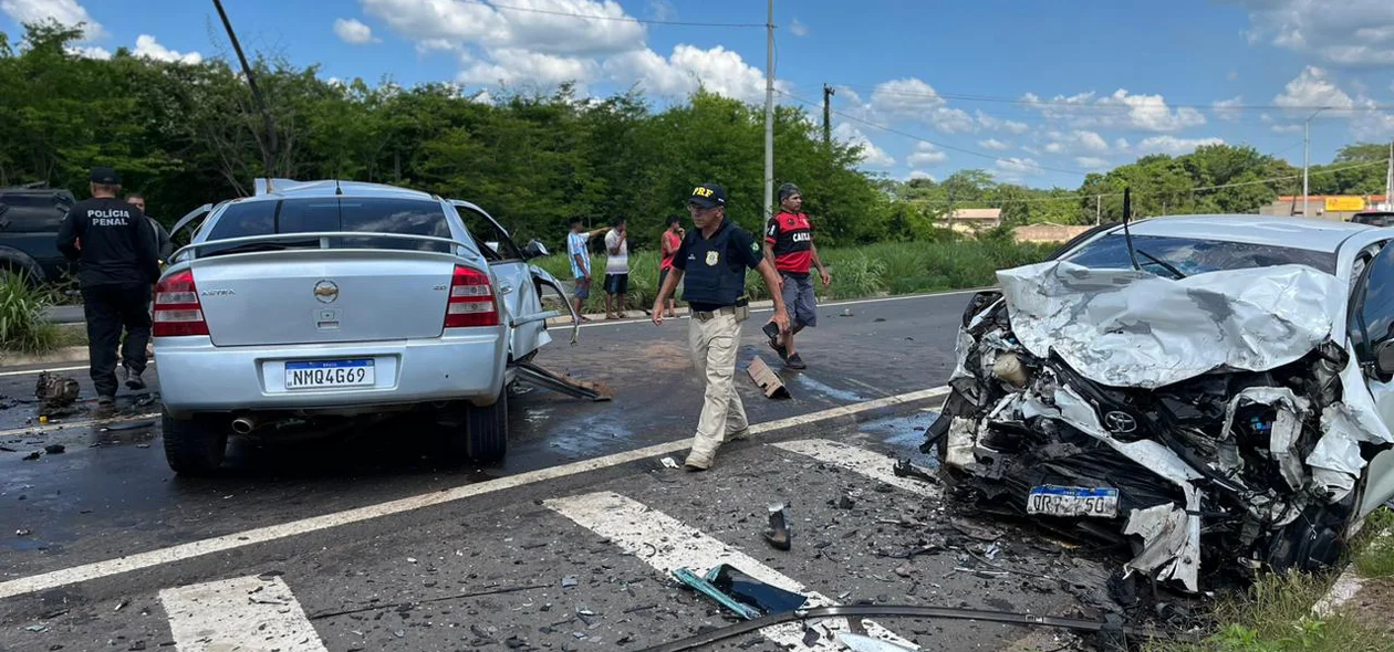 Os dois carros colidiram frontalmente
